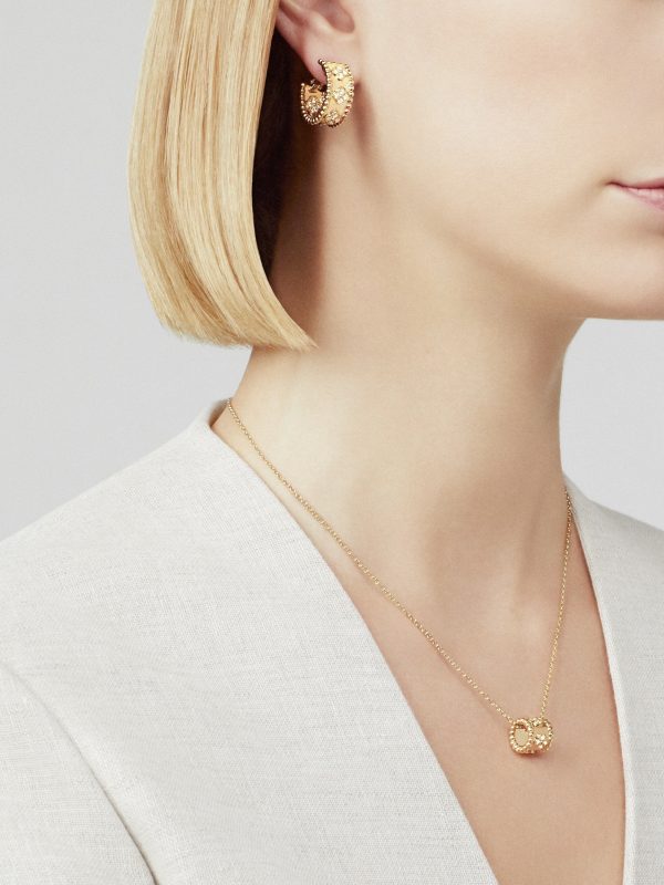 18K Yellow Gold Perlée Clovers Pendant Necklace - Image 3