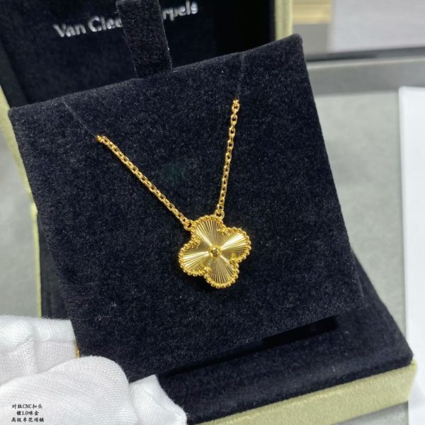 18K Vintage Alhambra Pendant Clover Necklace - Image 4