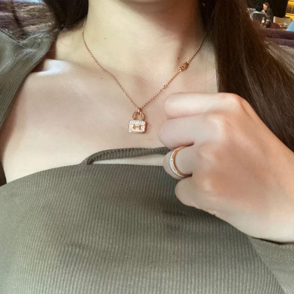 18K Amulettes Constance Pendant H Necklace - Image 4
