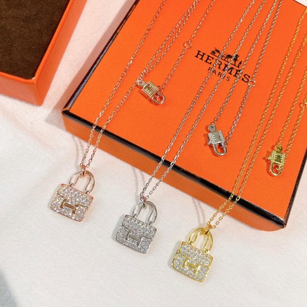 18K Amulettes Constance Pendant H Necklace - Image 6