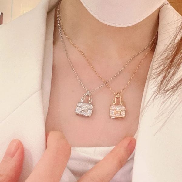 18K Amulettes Constance Pendant H Necklace - Image 6