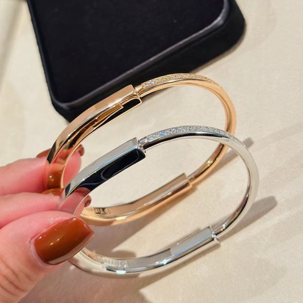 18K T Lock Bangle Half Pavé Diamonds Bracelet - 图片 7