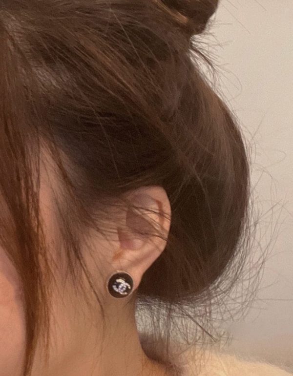 18K CC Pearl Crystal Stud Earrings - 图片 5