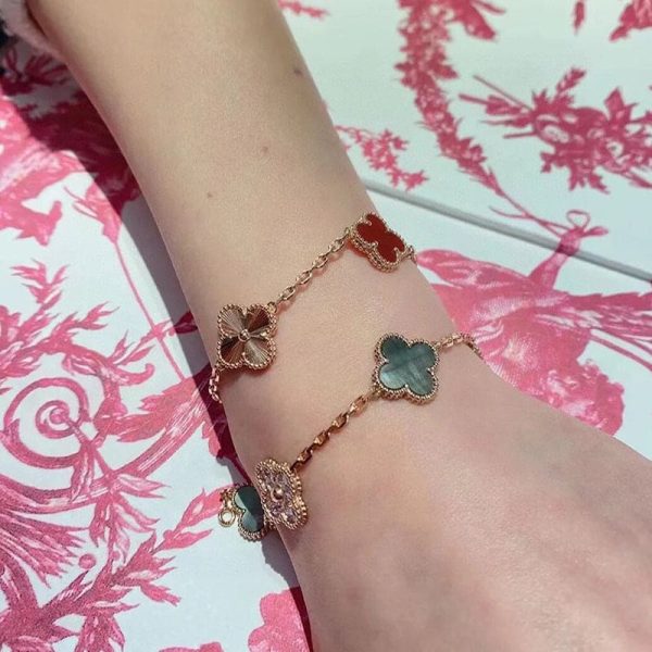 18K Vintage Alhambra Five Motifs Carnelian Clover Bracelet - Image 4