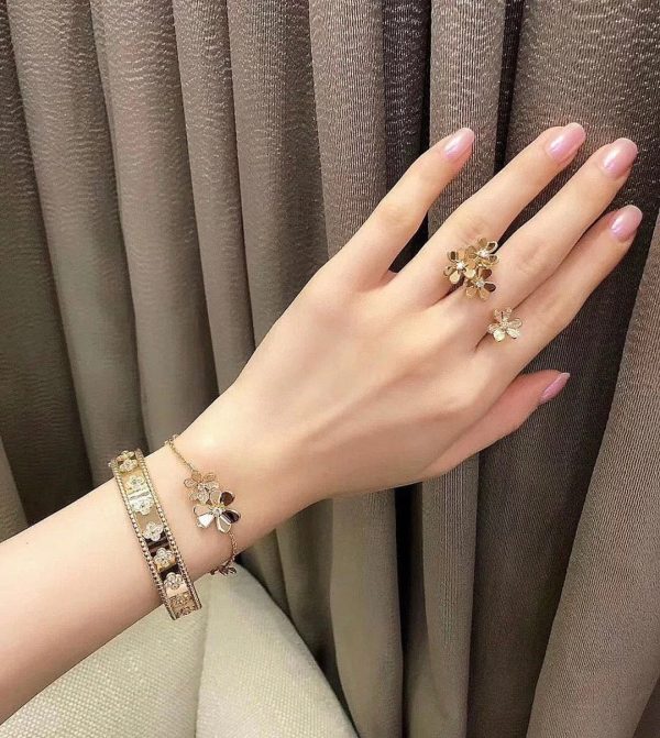 18K Yellow Gold Perlée Clovers Bracelet - Image 5
