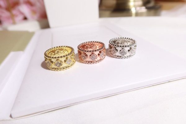 18K Yellow Gold Perlée Clovers Ring - Image 11