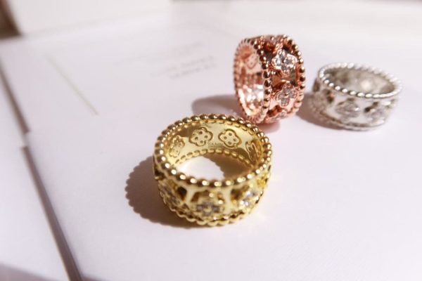 18K Yellow Gold Perlée Clovers Ring - Image 12
