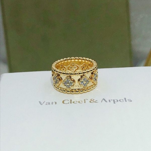 18K Yellow Gold Perlée Clovers Ring - Image 4