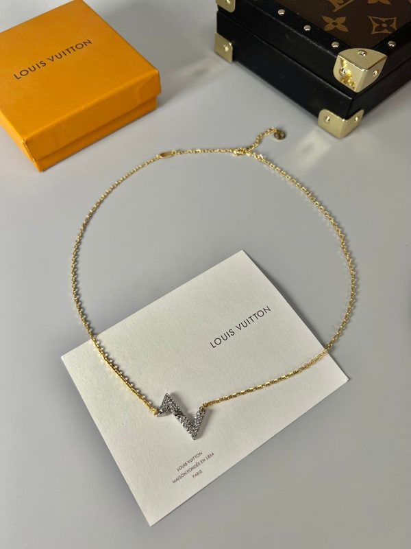 18K Louis Volt Upside Down Pendant Necklace - 图片 4