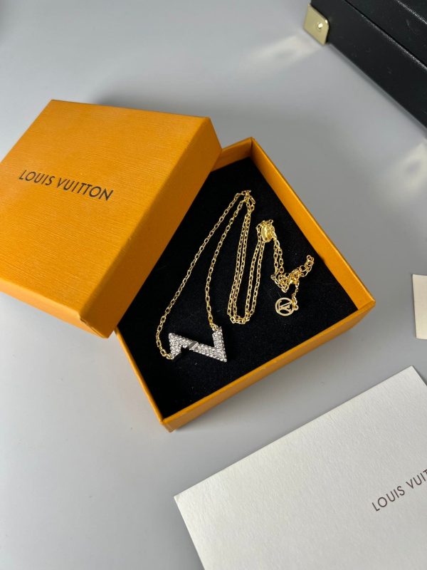 18K Louis Volt Upside Down Pendant Necklace - 图片 8