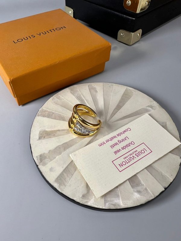 18K Louis Volt Upside Down Diamonds Ring - 图片 9