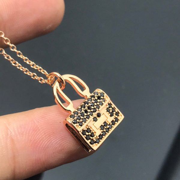 18K Amulettes Kelly Black Diamonds H Necklace - Image 5