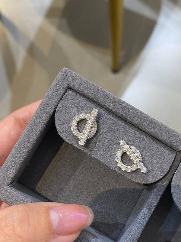 18K Finesse Diamond Stud H Earrings - 图片 9