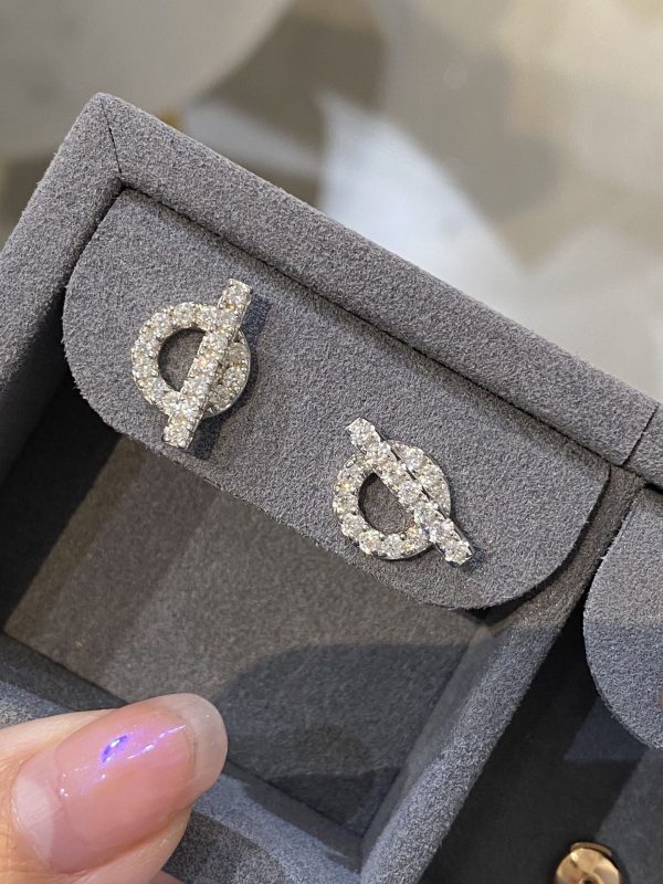 18K Finesse Diamond Stud H Earrings - 图片 10