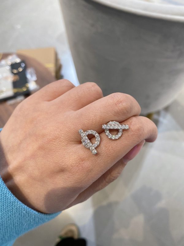 18K Finesse Diamond Stud H Earrings - 图片 5