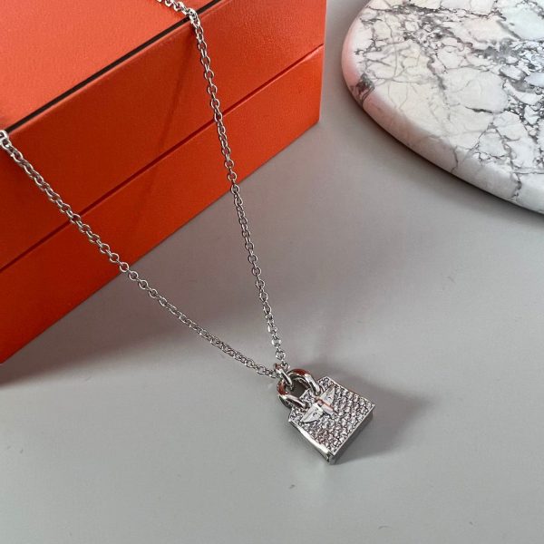 18K Amulettes Birkin Pendant H Necklace - Image 2
