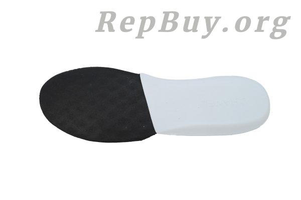 Chanel CC Logo Sneaker White, high quality replica Chanel sneakers, best Chanel CC knockoff shoes, 1:1 copy Chanel white sneakers, luxury replica designer shoes, top grade Chanel CC logo trainers, perfect imitation Chanel footwear, premium quality Chanel dupes