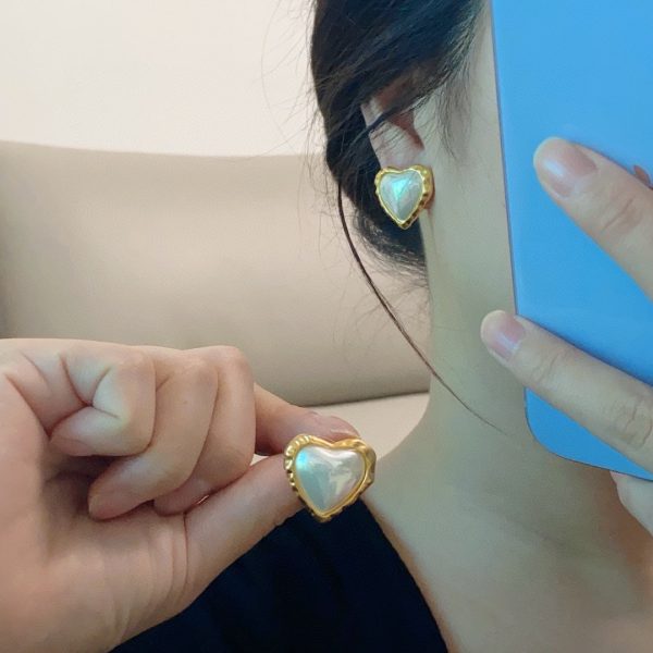 18K CC Heart Pearl Earrings - 图片 3