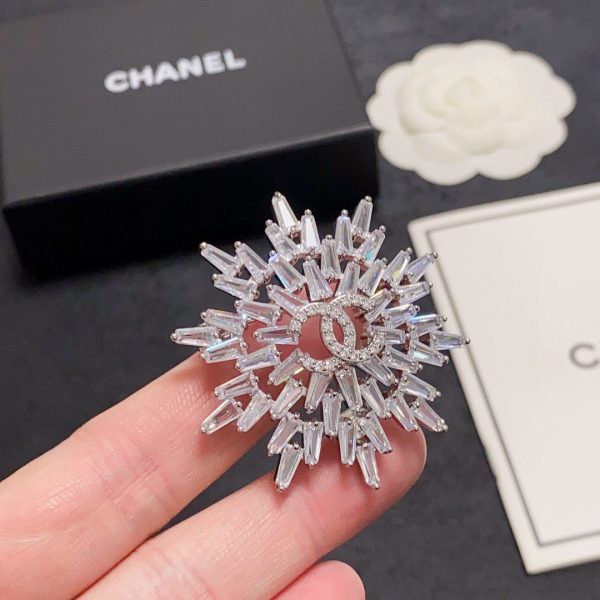 18K CC Snow Flower Brooch - Image 6