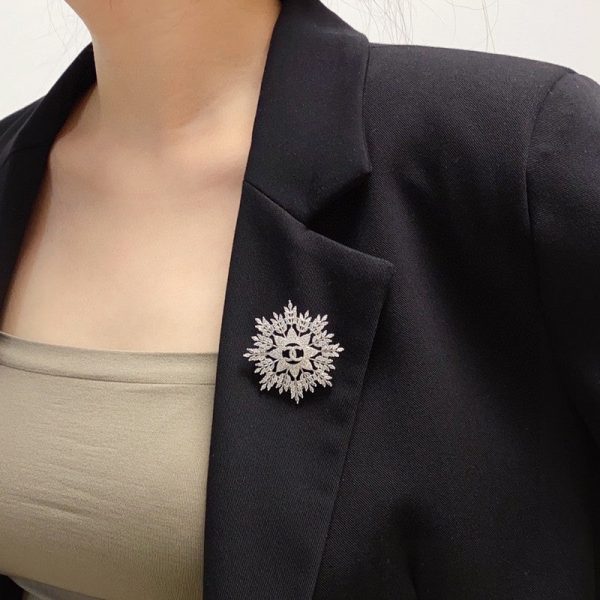 18K CC Flower Crystal Brooch - 图片 3