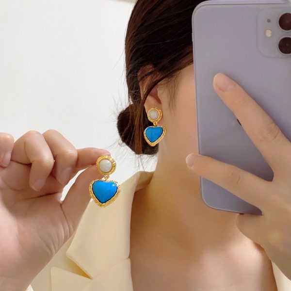 18K CC Blue Heart Pearl Earrings - Image 4