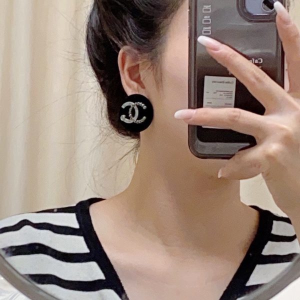 18K CC Black Resin Circle Earrings - 图片 2