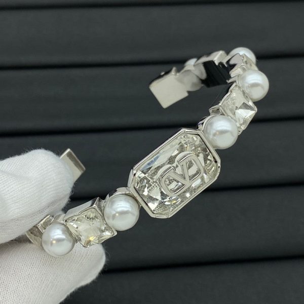 18K Vlogo Pearls Bracelet - Image 2