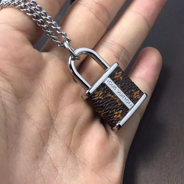 18K Louis Monogram Lock Pendant Necklace - 图片 5