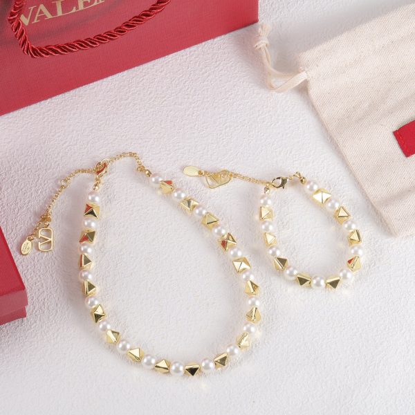 18K Vlogo Rockstud Pearls Bracelet - Image 2