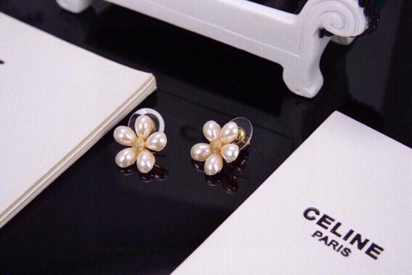 18K Triomphe Flower Pearls Earrings - Image 5