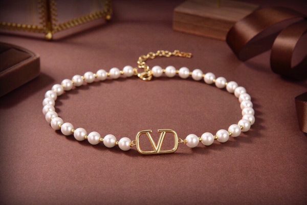 18K VLogo Pearls Choker Necklace - Image 4