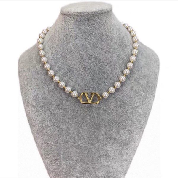 18K VLogo Pearls Choker Necklace - Image 3