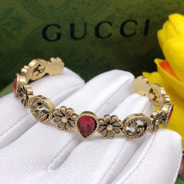 18K Double G Flowers Red Crystals Open Cuff Bracelet - 图片 4
