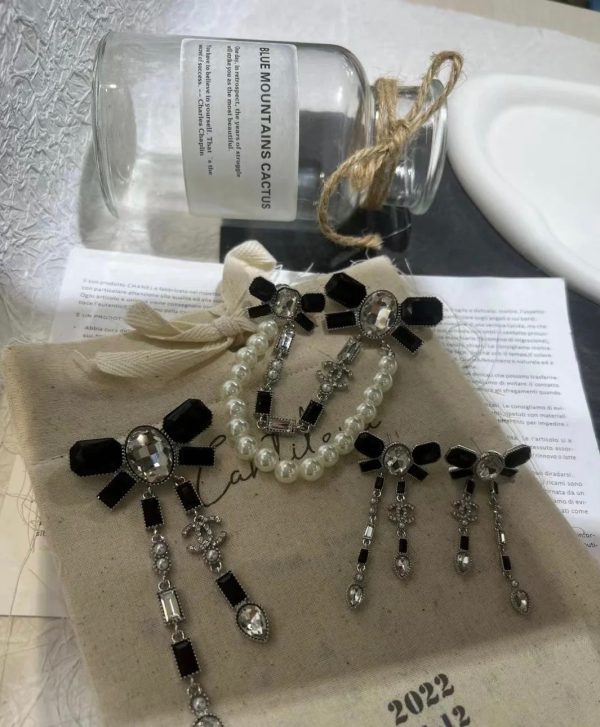 18K CC Bow Tie Crystals Brooch - Image 2