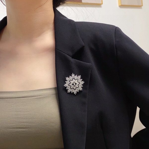 18K CC Flower Crystal Brooch - 图片 4