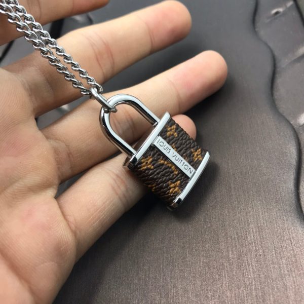 18K Louis Monogram Lock Pendant Necklace - 图片 6
