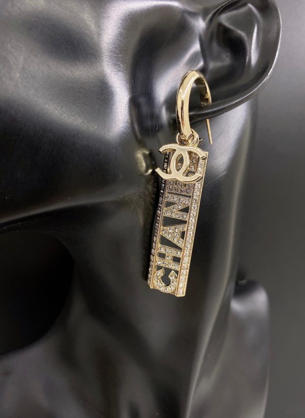18K CC Crystals Long Letter Earrings - 图片 2
