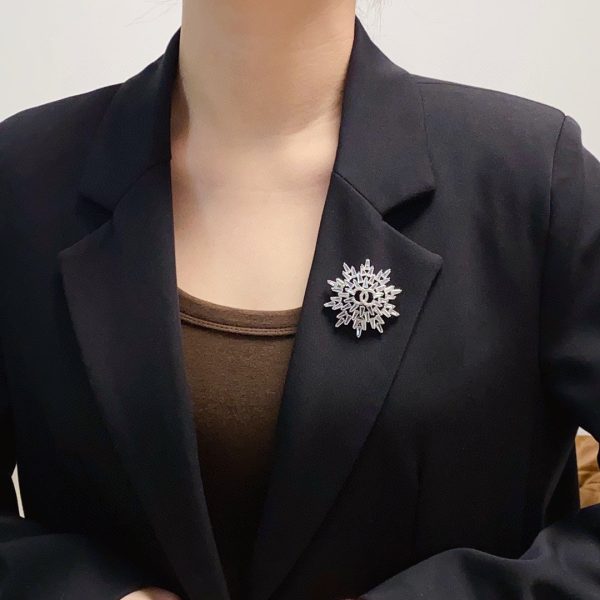 18K CC Snow Flower Brooch - Image 2