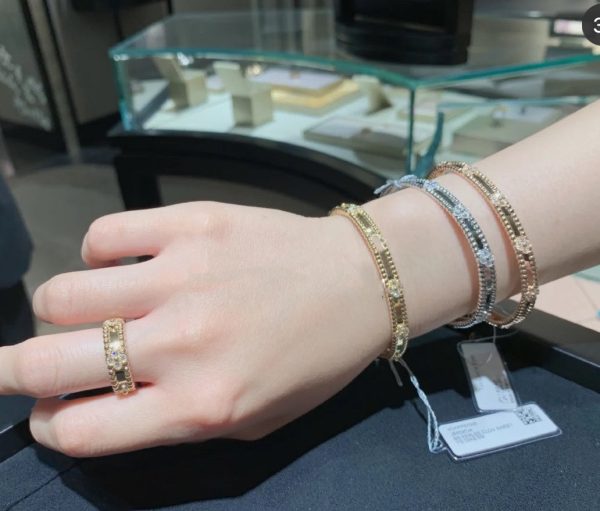 18K Yellow Gold Perlée Sweet Clovers Small Bracelet - Image 2