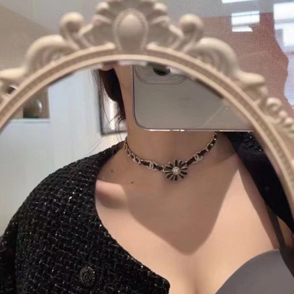 18K CC Flower Leather Choker Necklace - 图片 3