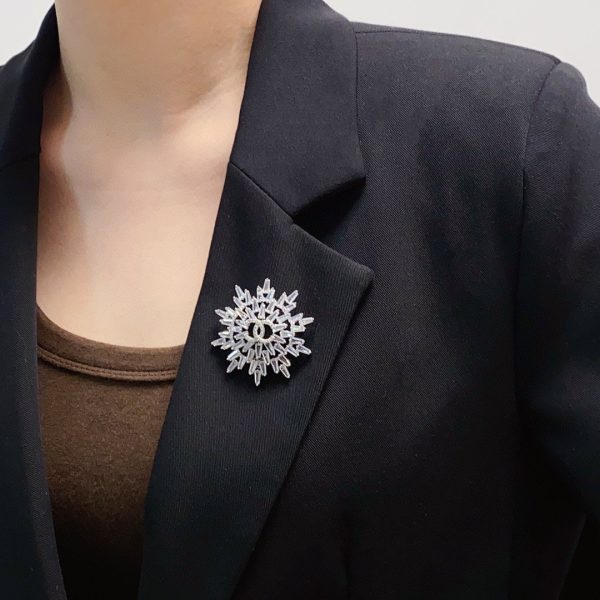 18K CC Snow Flower Brooch - Image 5