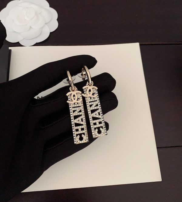18K CC Crystals Long Letter Earrings - 图片 3