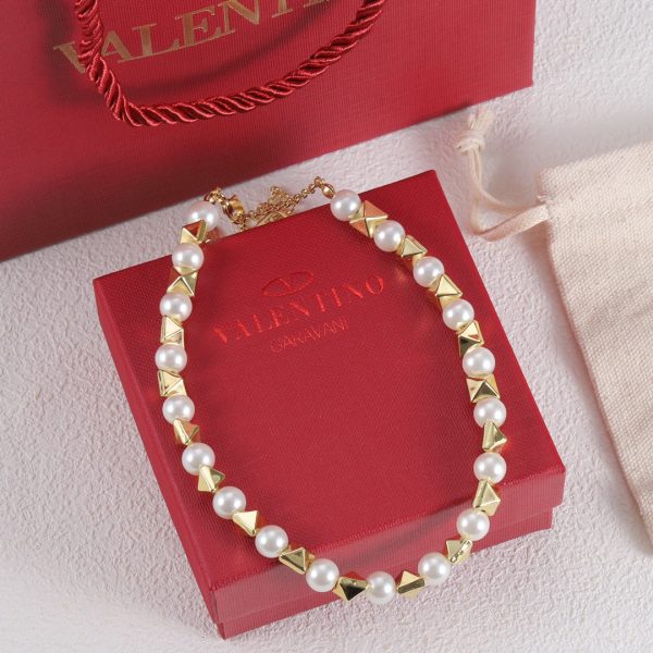 18K Vlogo Rockstud Pearls Necklace - Image 4