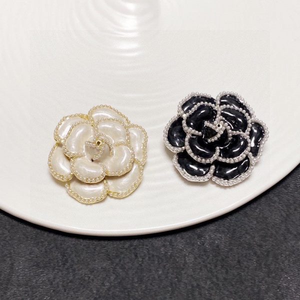 18K CC Camellia Black & White Brooch - Image 7