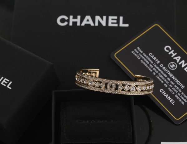 18K CC Crystals Cuff Bracelet - 图片 3