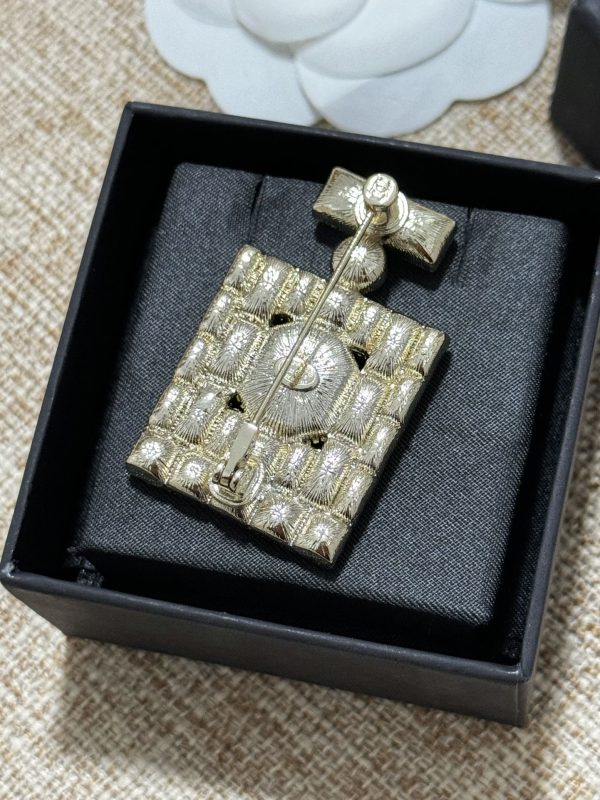 18K CC Perfume Bottle Crystals Brooch - 图片 3