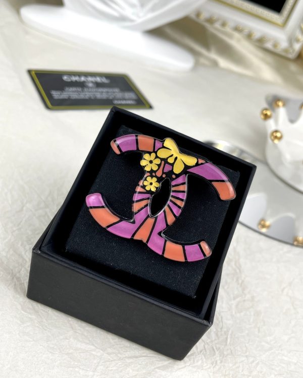 18K CC Pink Resin Brooch - Image 3