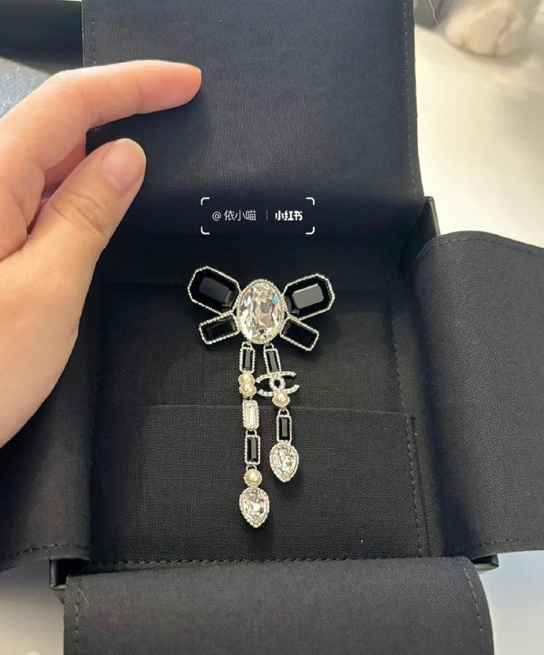 18K CC Bow Tie Crystals Brooch - Image 4