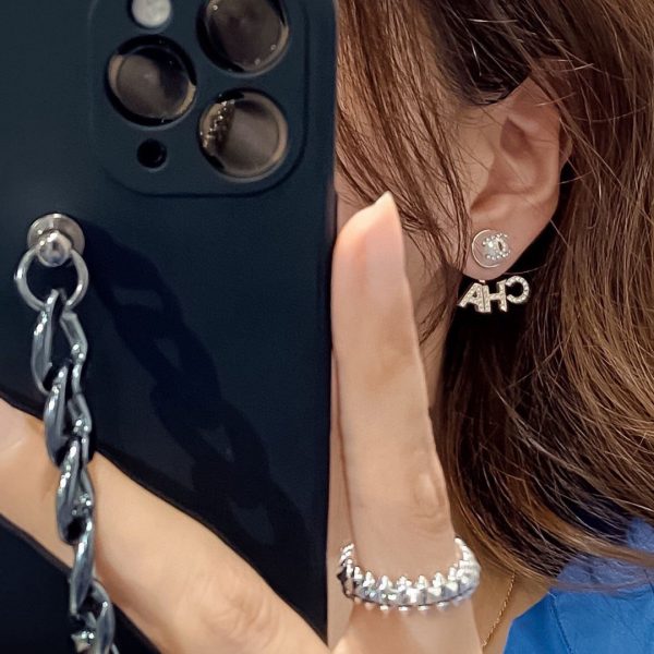 18K CC Diamonds Script Earrings - 图片 3
