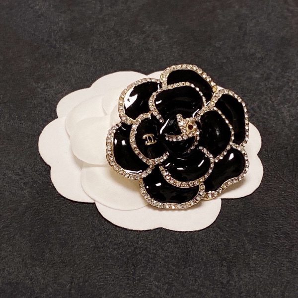 18K CC Black Flower Brooch - Image 5